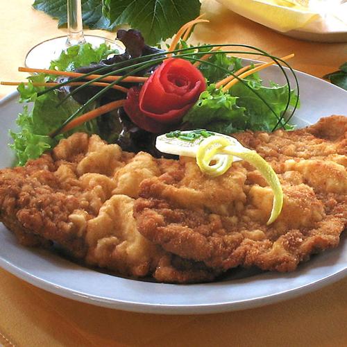 Gebakken Wienerschnitzel met sla en citroen